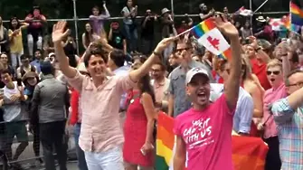 Джъстин Трюдо размаха знамето на ЛГБТ на Прайда в Торонто (ВИДЕО)