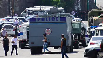Въоръжени завзеха полицейско управление в Ереван, текат преговори  (ВИДЕО)