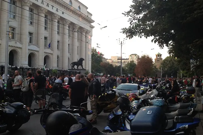 Мотористите преместиха протеста си пред Съдебната палата (СНИМКИ)