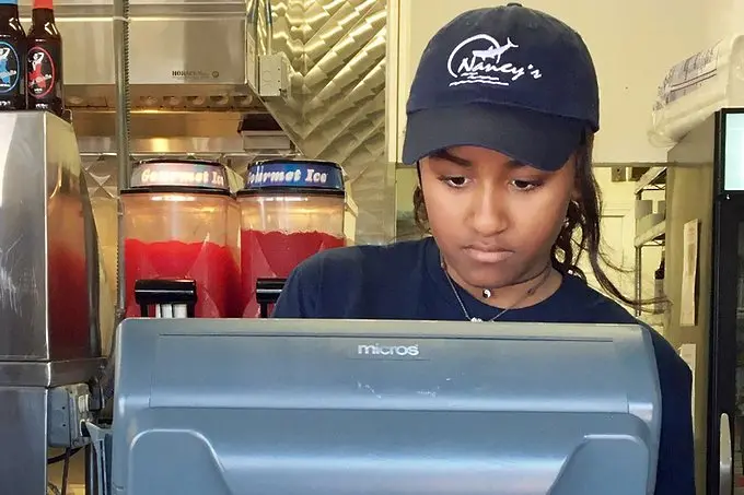 Дъщерята на Обама започна работа в ресторант