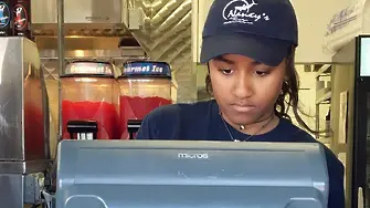 Дъщерята на Обама започна работа в ресторант