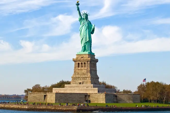 Статуята на свободата е зелена заради мръсния въздух в Ню Йорк