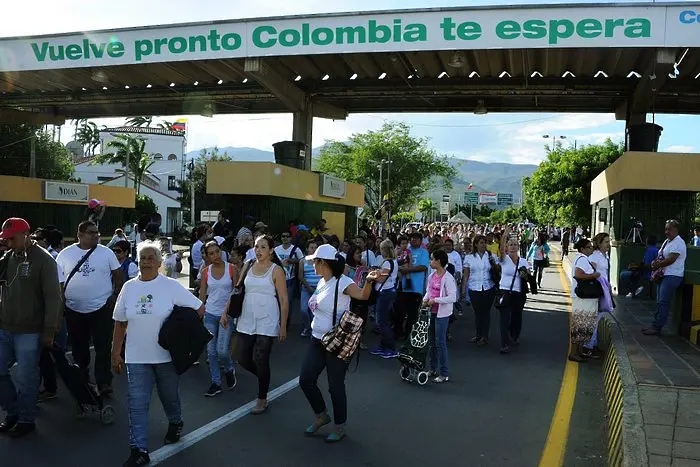 Хиляди венецуелци се втурнаха за храна в Колумбия (ВИДЕО)