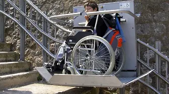 Държавата иска 1200 лева мито за инвалидна количка