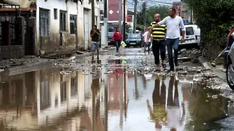 Водна бомба - в Скопие за 2 часа паднал дъжд колкото за месец (СНИМКИ)