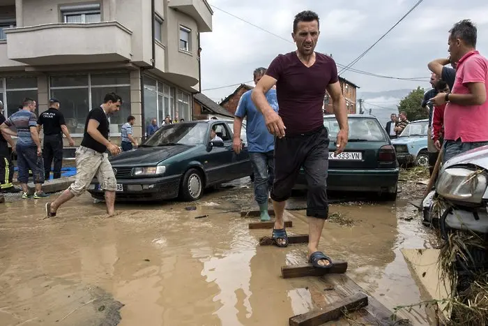 Български спасители дирят оцелели в Македония