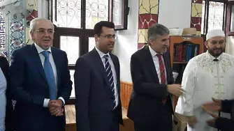 Местан и турски дипломат на молитва за Курбан байрам в Кърджали