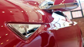 Tesla представи най-бързата кола в света - която е и електрическа