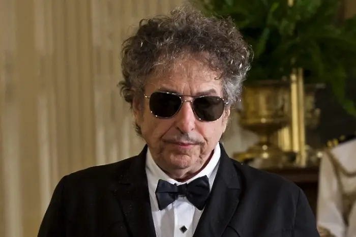 Нито дума от Боб Дилън за Нобеловата му награда