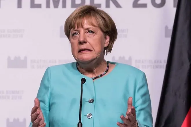 Меркел - у дома слаба, в Европа - изолирана