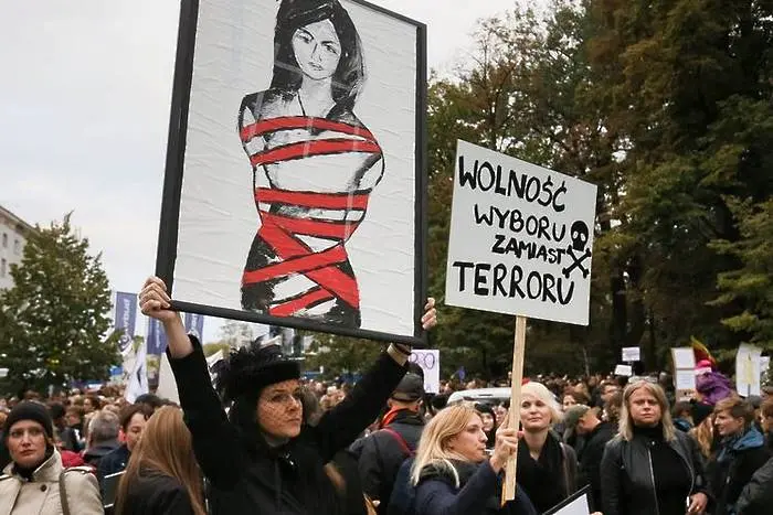 Полякините планират всеобща стачка заради забрана на абортите