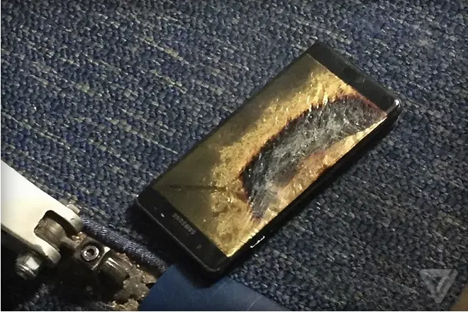 Сменен Samsung Galaxy се запали и евакуира самолет
