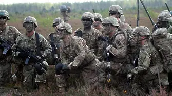 НАТО и Русия провеждат учения в съседни държави