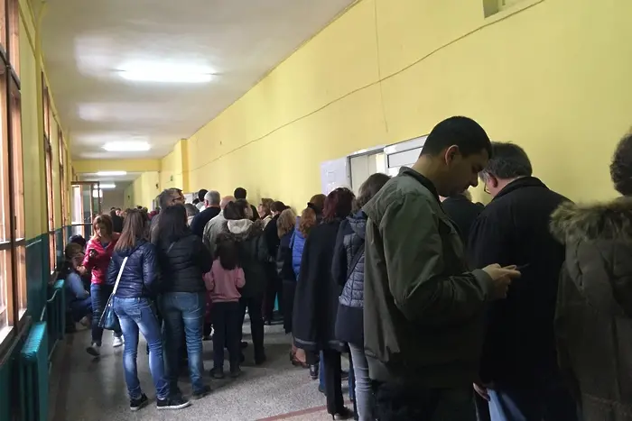 Между 20 и 45 минути на опашка за вот в София