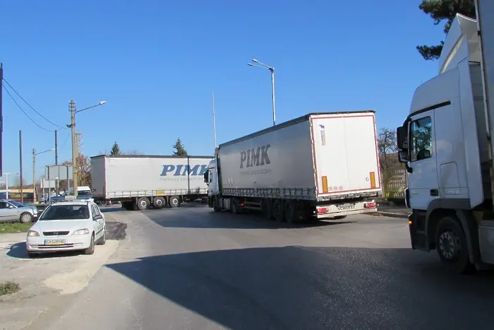 Блокада: Протест на превозвачи затапи границите (СНИМКИ)