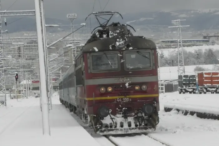 Локомотив блъсна влак с пътници на гара Мездра