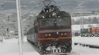 Локомотив блъсна влак с пътници на гара Мездра