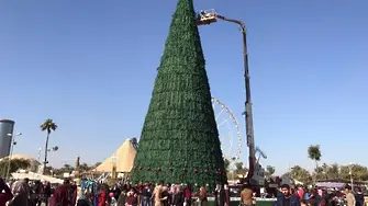 Вдигнаха 30- метрова елха в Ирак в знак на солидарност към християните