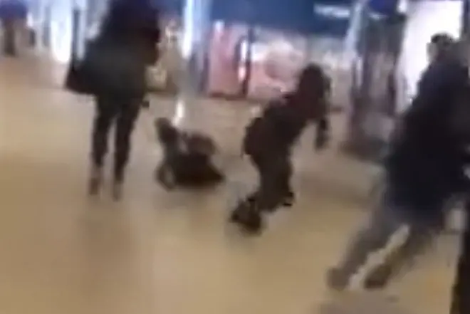Нов клип с нападение над жена - този път в Холандия (ВИДЕО)