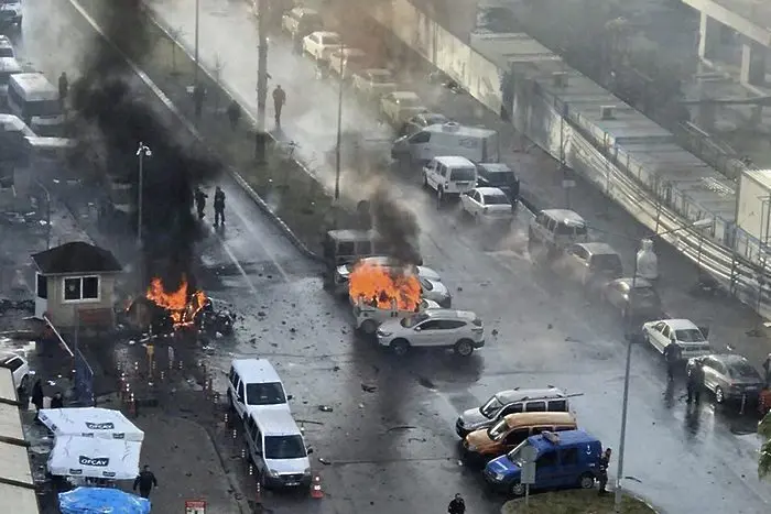 Кола бомба уби трима пред съд в Измир