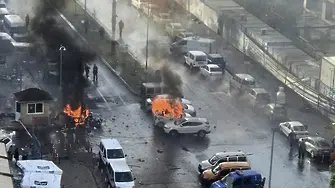 Кола бомба уби трима пред съд в Измир