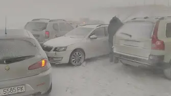 Виелица, верижна катастрофа и 0 снегорини затвориха магистрала 