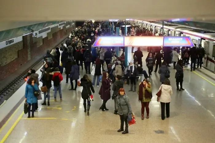 Счупена контактна релса блокирала софийското метро (СНИМКИ)