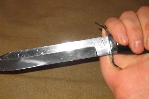Пешеходец наръга с нож двама криминално проявени заради предимство
