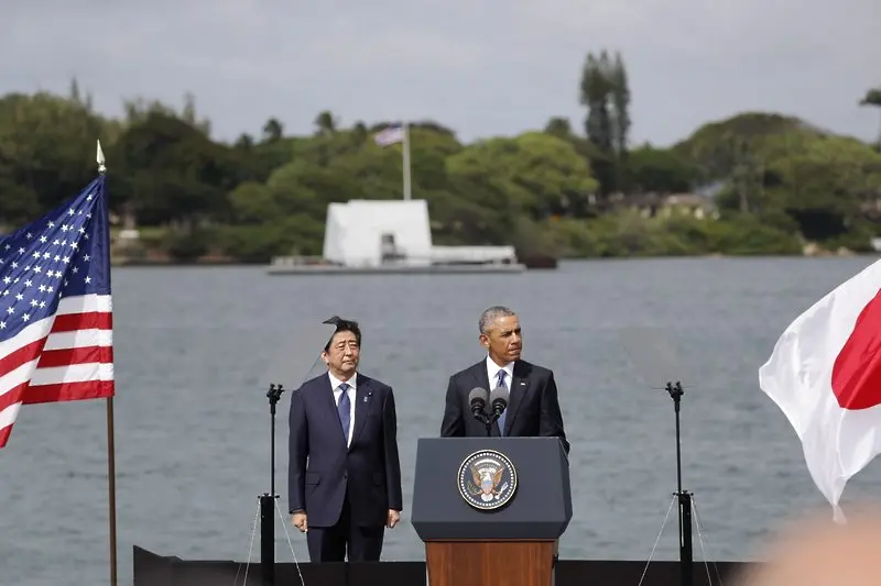 Премиерът на Япония се поклони в Пърл Харбър, но не се извини