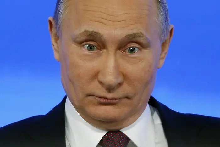 Защо Путин имитира политическа невинност?