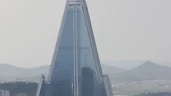 Пхенян пак се готви да открие обречения хотел