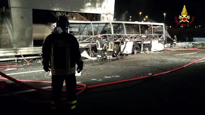 Деца загинаха в автобусна катастрофа в Италия