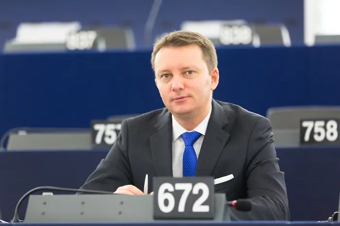 Евродепутат настоява белгийски политик да се извини на българи, поляци, румънци и унгарци 