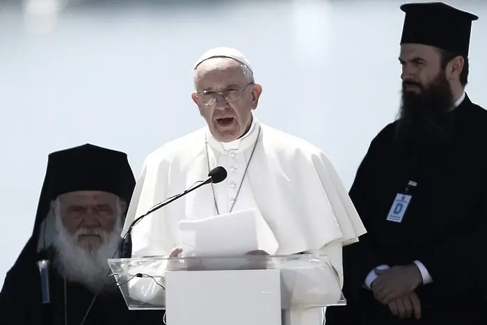Папа Франциск: Не стройте стени, а мостове