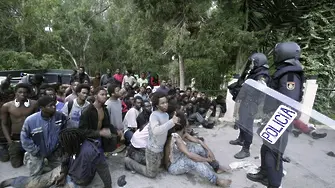 Стотици мигранти от Мароко щурмуваха Испания