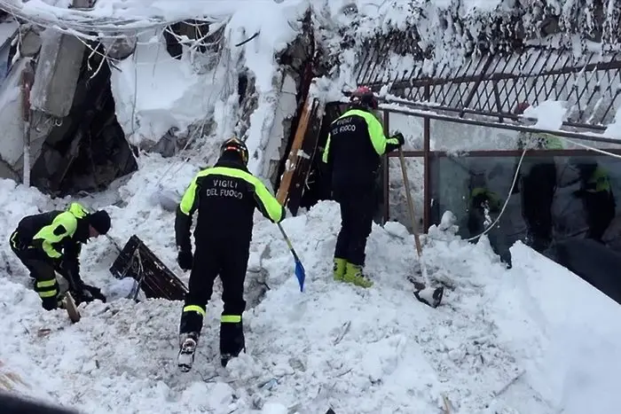 Спасиха 8 живи под затрупания хотел в Италия
