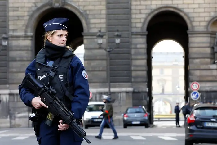Войник застреля терорист с мачете край Лувъра (ВИДЕО)