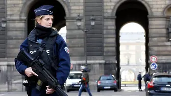 Войник застреля терорист с мачете край Лувъра (ВИДЕО)