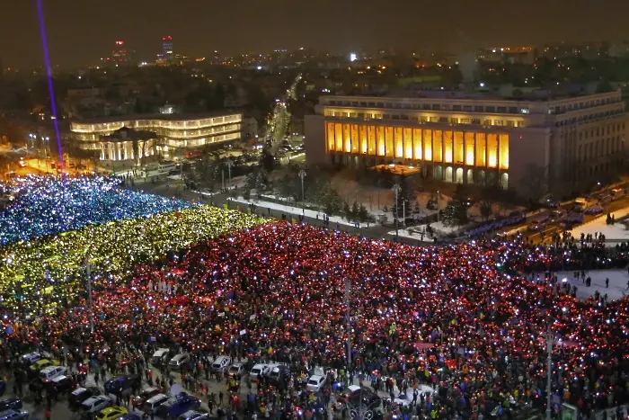 Десетки хиляди вадят червен картон за кабинета в Румъния