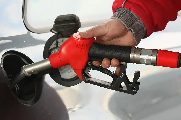 Чака ни скъпо лято в Гърция, бензинът стига 2 евро за литър
