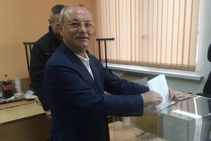 Ахмед Доган гласува в жк 