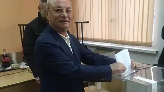 Ахмед Доган гласува в жк 