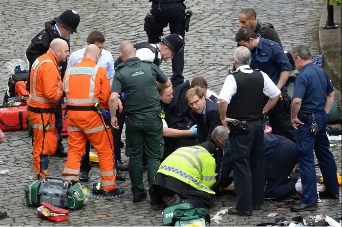 Почина полицаят, наръган пред парламента в Лондон