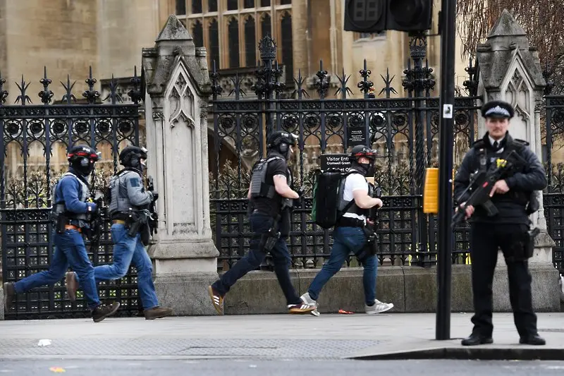 Нападателят в Лондон е един. Азиатец прегазил хората и наръгал полицая