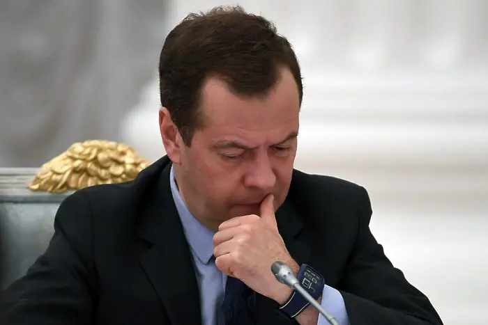 Почти половината руснаци искат оставка на Медведев