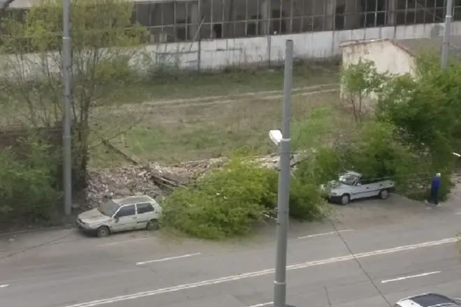 Стена падна в София и затрупа автомобили