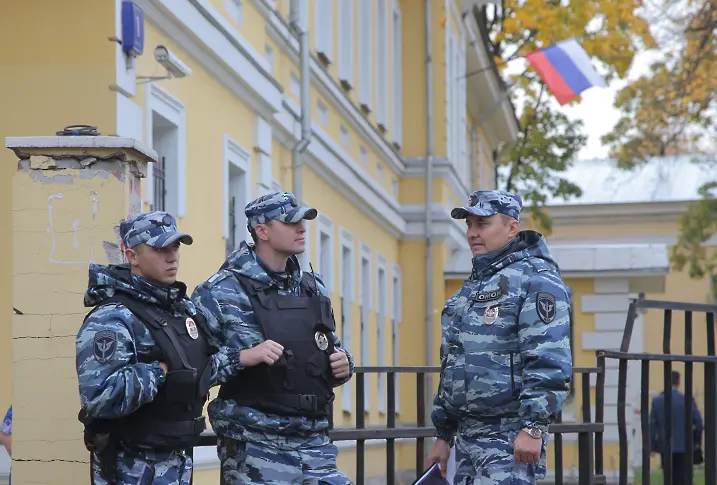 Русия ще забранява на полицаите си излизане в чужбина