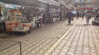 Книжният пазар на площад „Славейков“ се топи (СНИМКИ)