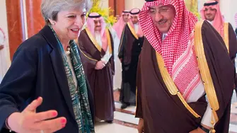 Тереза Мей не покри главата си в Саудитска Арабия (СНИМКИ)