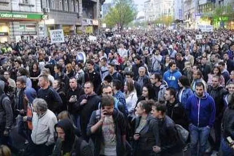 Хиляди младежи протестират срещу Вучич в Белград